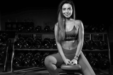 Kız yürütmek dumbbells ile egzersiz