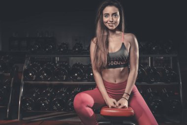 Kız yürütmek dumbbells ile egzersiz