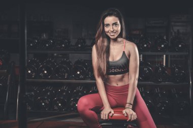 Kız yürütmek dumbbells ile egzersiz