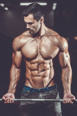 Diyet eğitim kas pompalama yakışıklı güç atletik erkek
