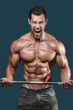 Diyet eğitim kas pompalama yakışıklı güç atletik erkek