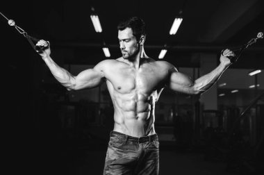 Diyet eğitim kas pompalama yakışıklı güç atletik erkek