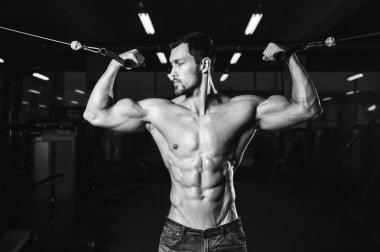 Diyet eğitim kas pompalama yakışıklı güç atletik erkek