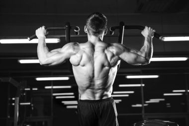 Yakışıklı güç atletik erkek diyet kadar sırt kas pompalama eğitim