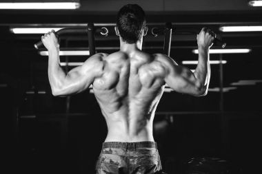 Yakışıklı güç atletik erkek diyet kadar sırt kas pompalama eğitim