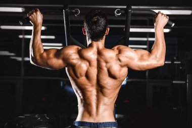 Yakışıklı güç atletik erkek diyet kadar sırt kas pompalama eğitim