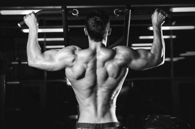 Yakışıklı güç atletik erkek diyet kadar sırt kas pompalama eğitim