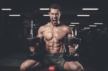 Beyaz seksi fitness erkek modeli egzersiz halter ile yürütmek