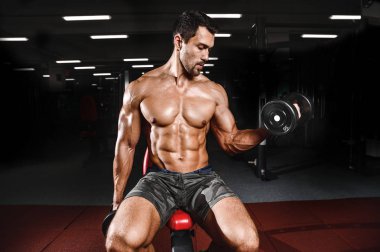Diyet eğitim kas pompalama yakışıklı güç atletik erkek