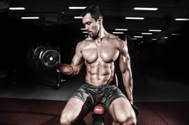 Diyet eğitim kas pompalama yakışıklı güç atletik erkek