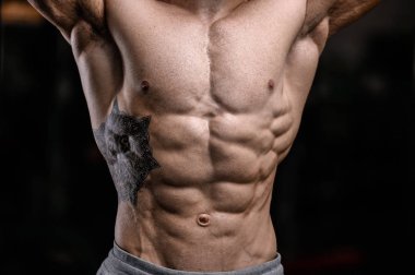 Beyaz seksi fitness modeli ab kadar yakın spor salonu