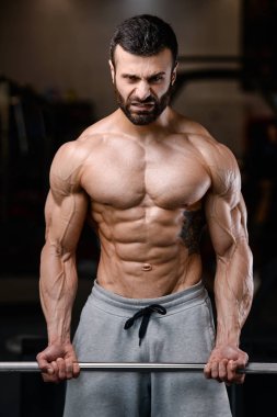 Diyet eğitim kas pompalama yakışıklı güç atletik erkek