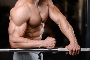 Beyaz seksi fitness erkek modeli egzersiz halter ile yürütmek