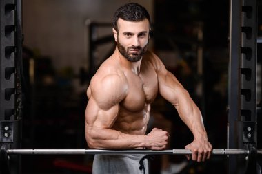 Beyaz seksi fitness erkek modeli egzersiz halter ile yürütmek