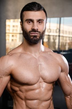 Beyaz seksi fitness modeli ab kadar yakın spor salonu