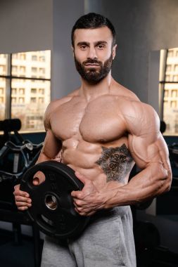 Diyet eğitim kas pompalama yakışıklı güç atletik erkek