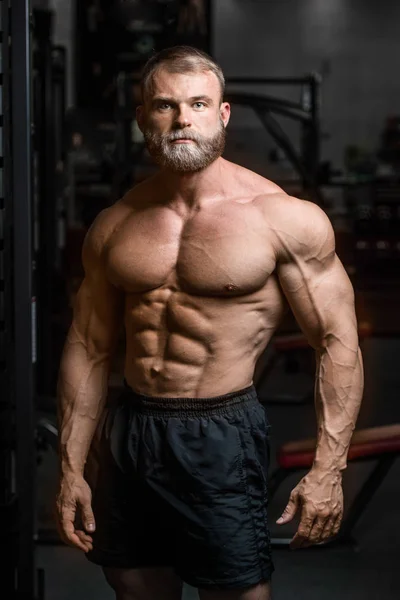 Frumos se potrivesc caucazian musculare om flexing mușchii în sala de gimnastică — Fotografie, imagine de stoc