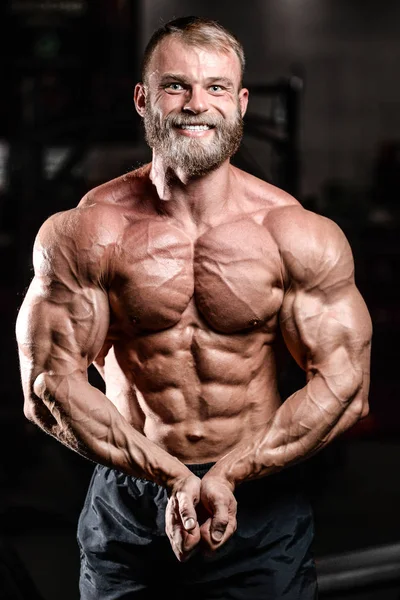适合白种人肌肉帅哥展示他的肌肉在健身房 — 图库照片