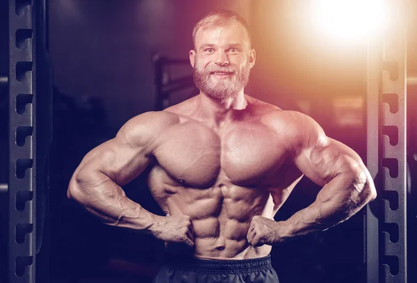 Brutal caucasian handsome fitness men on diet training chest pum — Stock Photo, Image