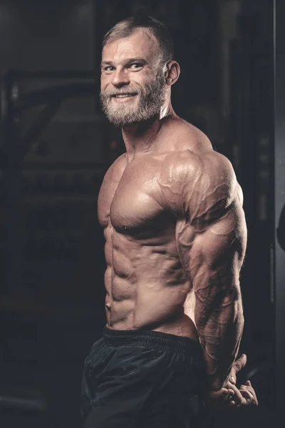 Brutal caucásico guapo fitness hombres en dieta entrenamiento tríceps g — Foto de Stock