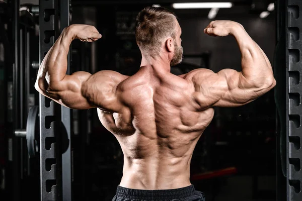 Guapo poder atlético hombre dieta entrenamiento bombeo hasta la espalda músculo —  Fotos de Stock