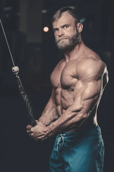 Brutální kavkazské hezký fitness mužů na stravu trénink triceps g — Stock fotografie