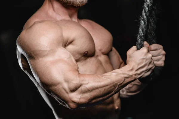 Brutala kaukasiska stilig fitness män på kost utbildning triceps g — Stockfoto