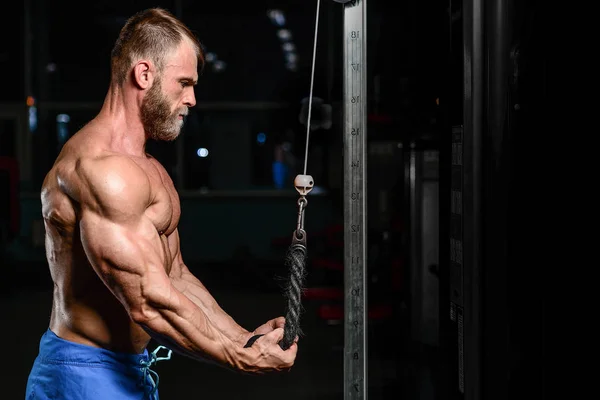 Brutale Kaukasische knappe fitness mannen op dieet opleiding triceps g — Stockfoto