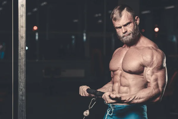 Bonito homem atlético poder no treinamento de dieta bombeando os músculos — Fotografia de Stock