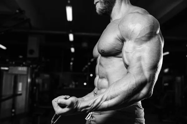 Guapo poder atlético hombre en la dieta de entrenamiento bombeo de los músculos —  Fotos de Stock