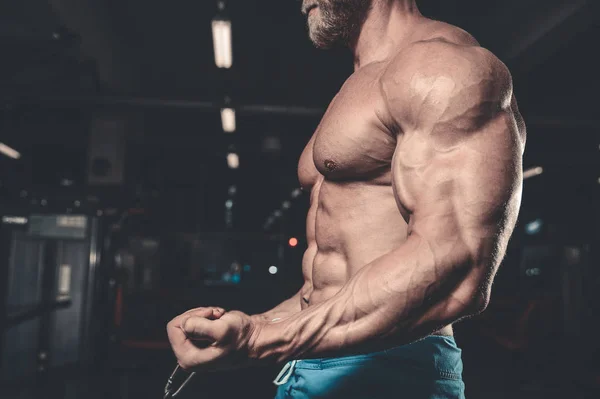 Hezký moc atletický muž na stravu školení se svaly čerpání — Stock fotografie