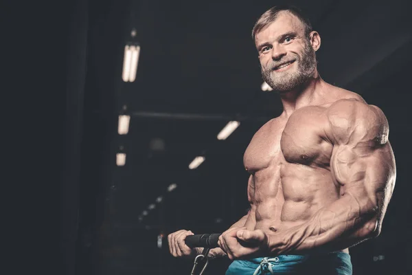 Bonito homem atlético poder no treinamento de dieta bombeando os músculos — Fotografia de Stock