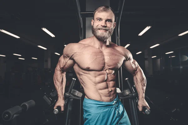 Brutal caucásico guapo fitness hombres en la dieta entrenamiento pecho pum —  Fotos de Stock