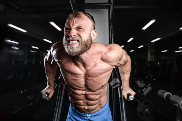 残酷的白种人帅健身男人对饮食培训胸部 pum — 图库照片