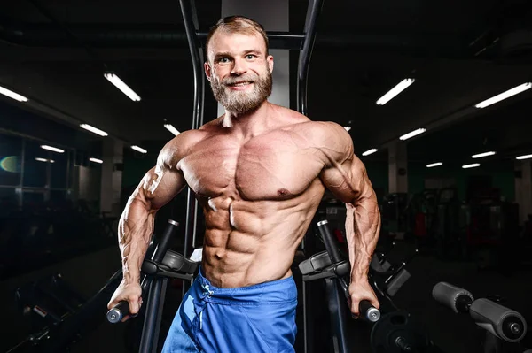 Brutální kavkazské hezký fitness mužů na stravu trénink hrudníku pum — Stock fotografie