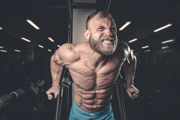 Brutale Kaukasische knappe fitness mannen op dieet opleiding borst pum — Stockfoto