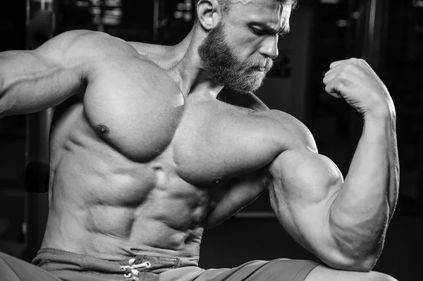 Stilig power atletisk man på diet utbildning pumpa upp muskler — Stockfoto