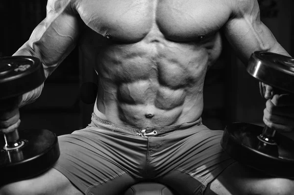 Caucásico sexy fitness modelo masculino ejecutar ejercicio con mancuerna —  Fotos de Stock