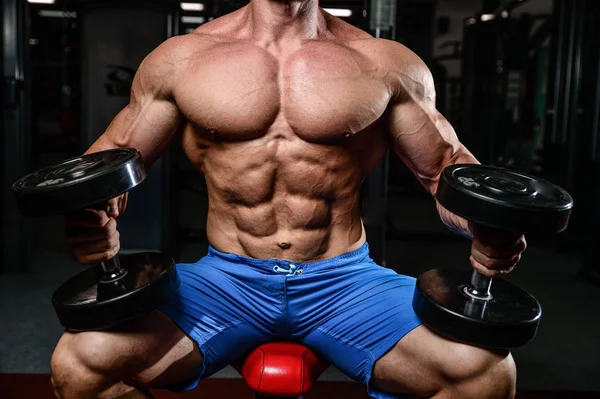 Kaukázusi szexi fitness férfi modell végre súlyzó edzés — Stock Fotó