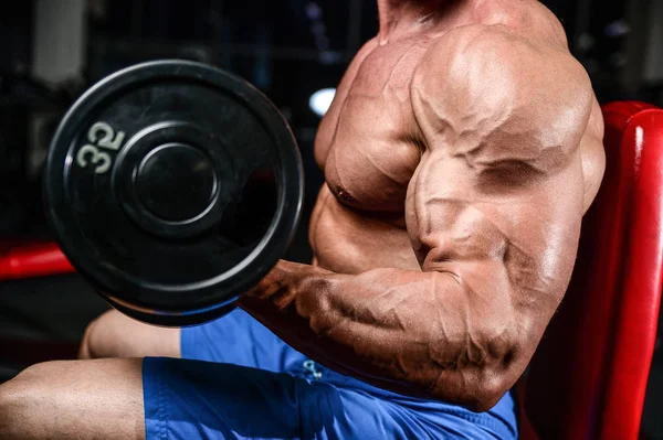 Bonito homem atlético poder no treinamento de dieta bombeando os músculos — Fotografia de Stock