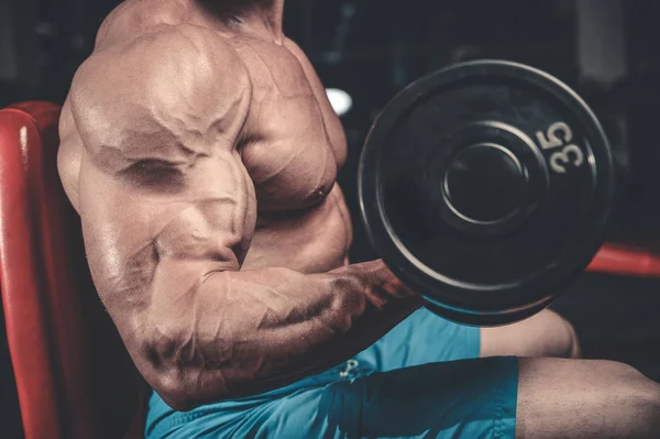 Guapo poder atlético hombre en la dieta de entrenamiento bombeo de los músculos —  Fotos de Stock