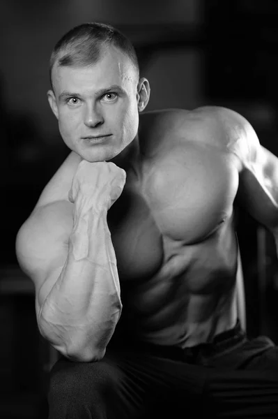 Portrét pohledný chlap na pozadí Gym — Stock fotografie