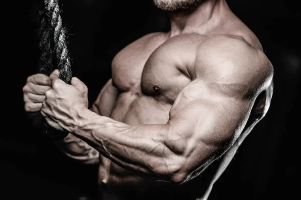 Brutální kavkazské hezký fitness mužů na stravu trénink triceps g — Stock fotografie