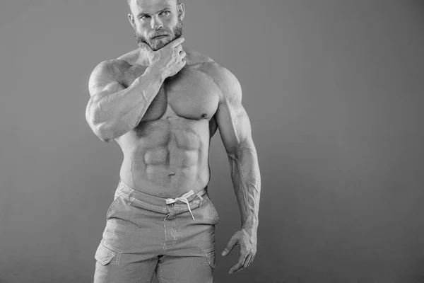 Acımasız kaslı adam Studio gri arka plan fitness modeli — Stok fotoğraf