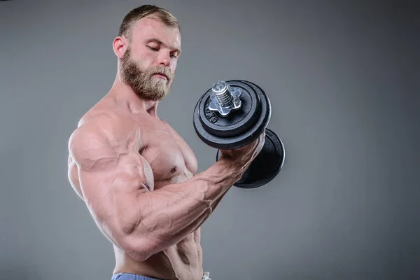 Bonito homem atlético poder no treinamento de dieta bombeando os músculos — Fotografia de Stock