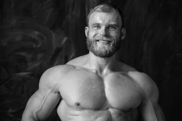 Porträt eines gutaussehenden Typen vor dem Hintergrund eines Fitnessstudios — Stockfoto
