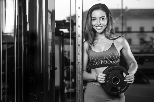 Modelo de retrato sexy e corpo bronzeado olhando para longe no ginásio — Fotografia de Stock