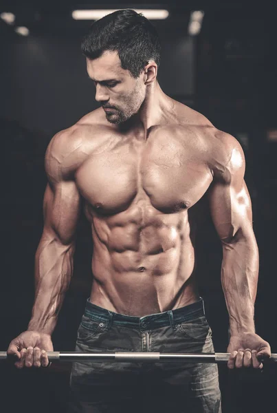Guapo poder atlético hombre en la dieta de entrenamiento bombeo de los músculos —  Fotos de Stock