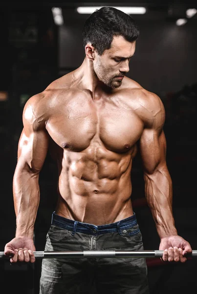 Bel homme athlétique de puissance sur la formation de l'alimentation pompage les muscles — Photo