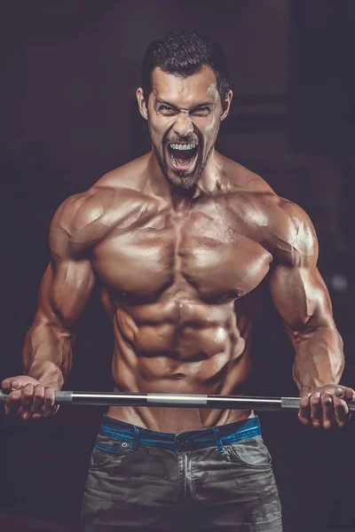 Bel homme athlétique de puissance sur la formation de l'alimentation pompage les muscles — Photo